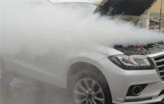 洗車無需排隊等待，使用洗車蒸汽發生器在家就能洗車保養