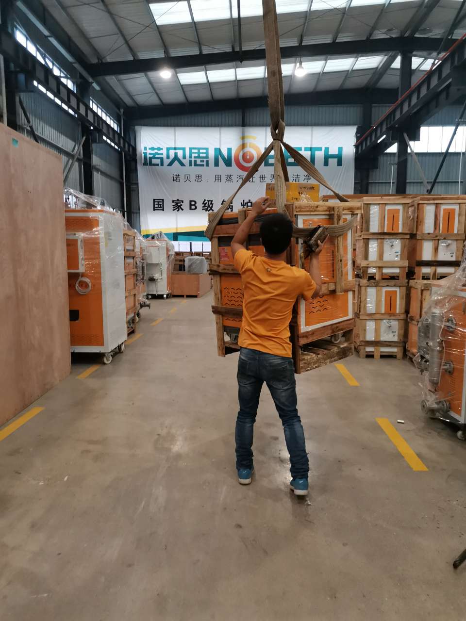 諾貝思的工廠工人們正在小心翼翼的吊裝包裝好的混凝土預制構件小型蒸汽發生器