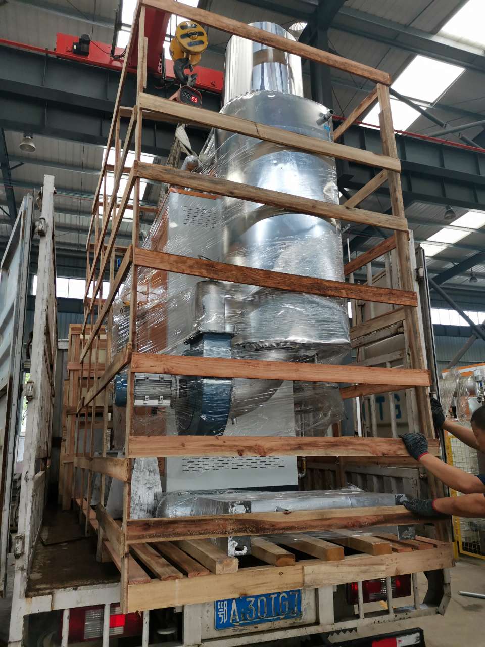江蘇酒店洗衣房燃氣蒸汽發生器打包好上車
