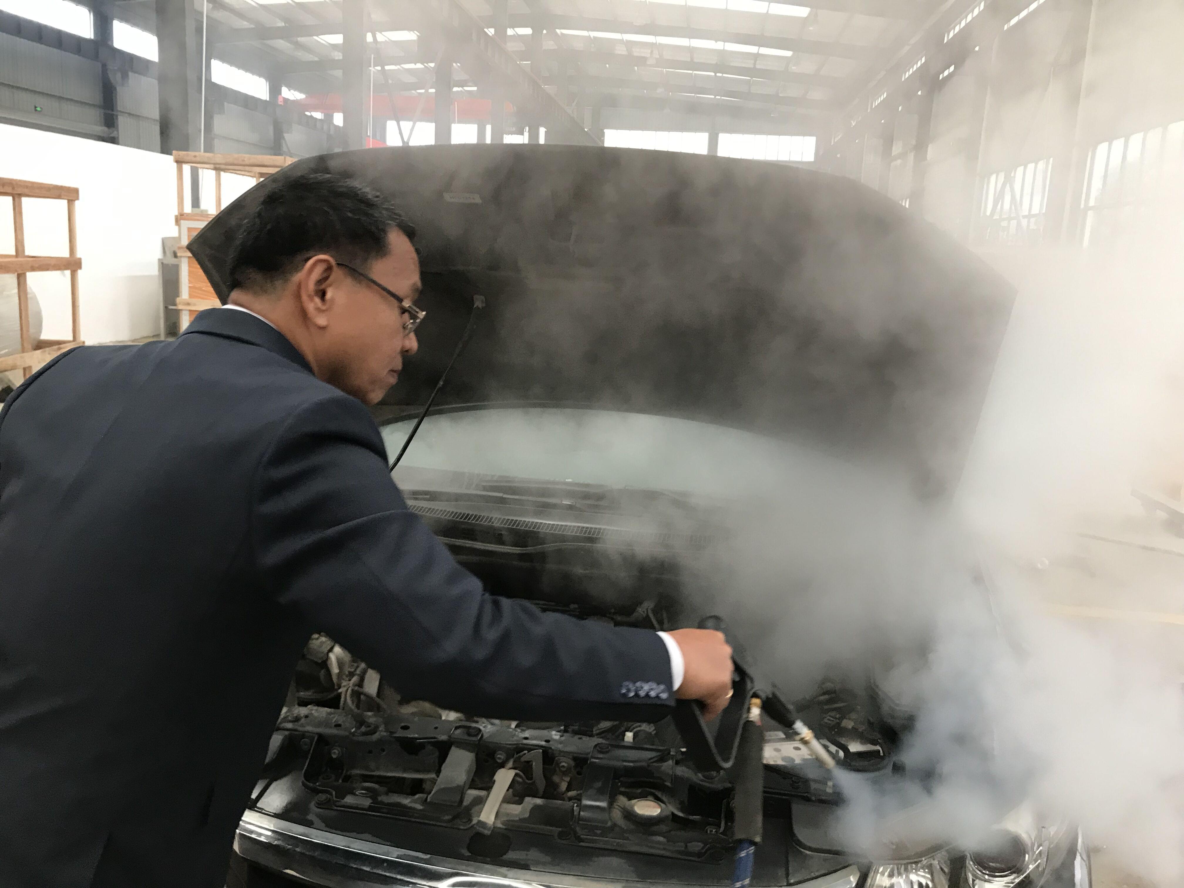 外國友人現(xiàn)場演示蒸汽洗車，驚呼太過隱！